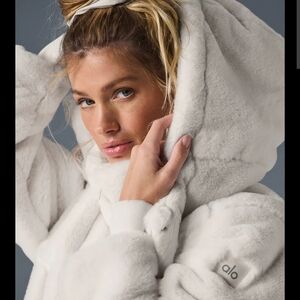 ALO Yoga Women's Soft White Teddy Jacket